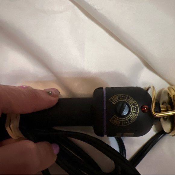 Hot Tools Signature series 1 and 1/2 inch wand, preowned - Picture 2 of 6